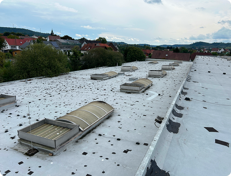 Hier finden Sie Beispiele für Flachdächer unserer Kunden vor und nach der Inspektion von IB-RIEF.